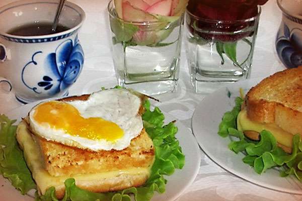 Бутерброд с омлетом - идея для романтического завтрака