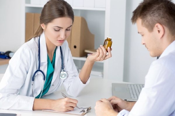 Доктор назначает лекарства мужчине