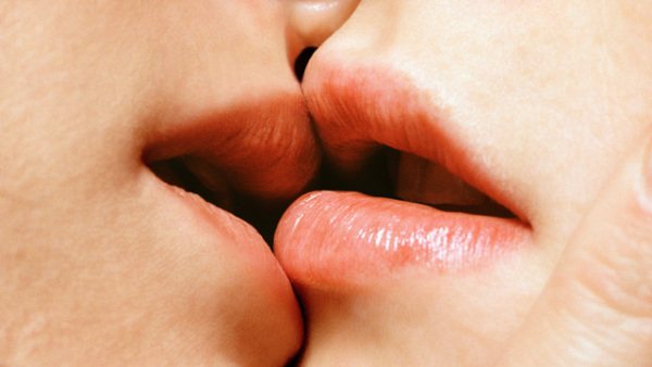 Как правильно целоваться с девушкой