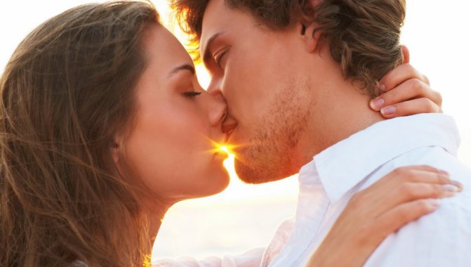 Как правильно целоваться с парнем или девушкой: французский поцелуй с языком, уроки, чтобы научиться целоваться в засос без партнера, поцелуй в губы в первый раз.