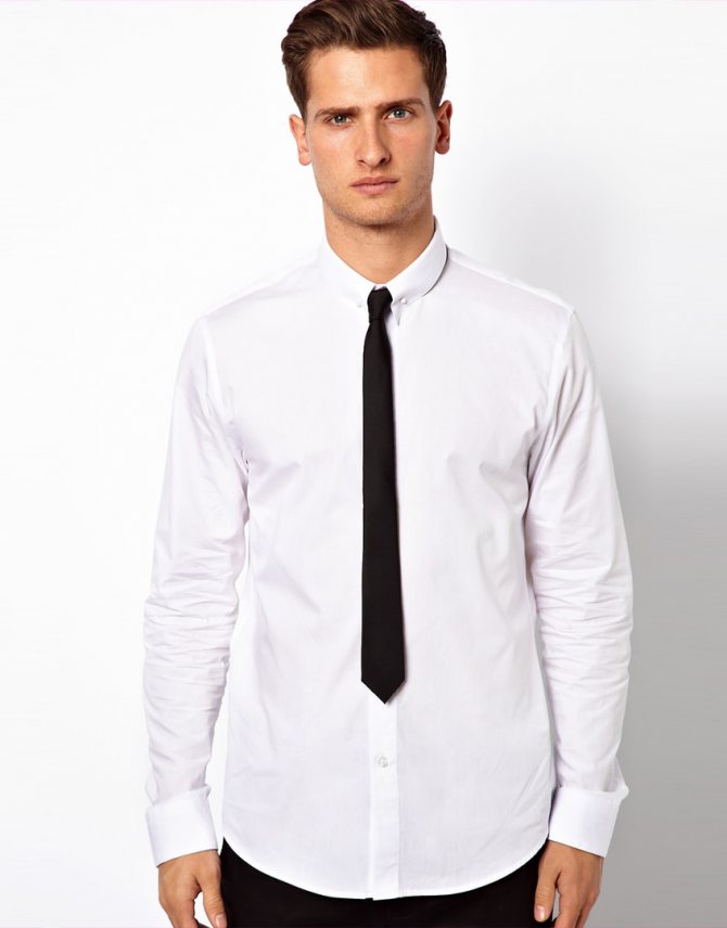 мужчина в белой рубашке и черном узком галстуке