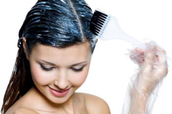 Нанесение мыла на волосы