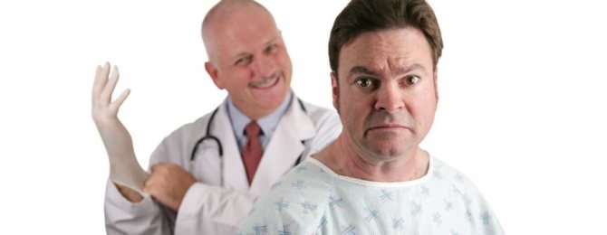 обреченный мужчина на фоне улыбающегося врача