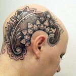 Татуировка на голове у девушки
